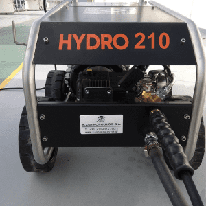 To Hydro 210 είναι ένα επαγγελματικό μηχάνημα υδροβολής υψηλής πίεσης νερού,σχεδιασμένο και κατασκευασμένο για χρήση κάτω από τις πιο σκληρέςσυνθήκες.
